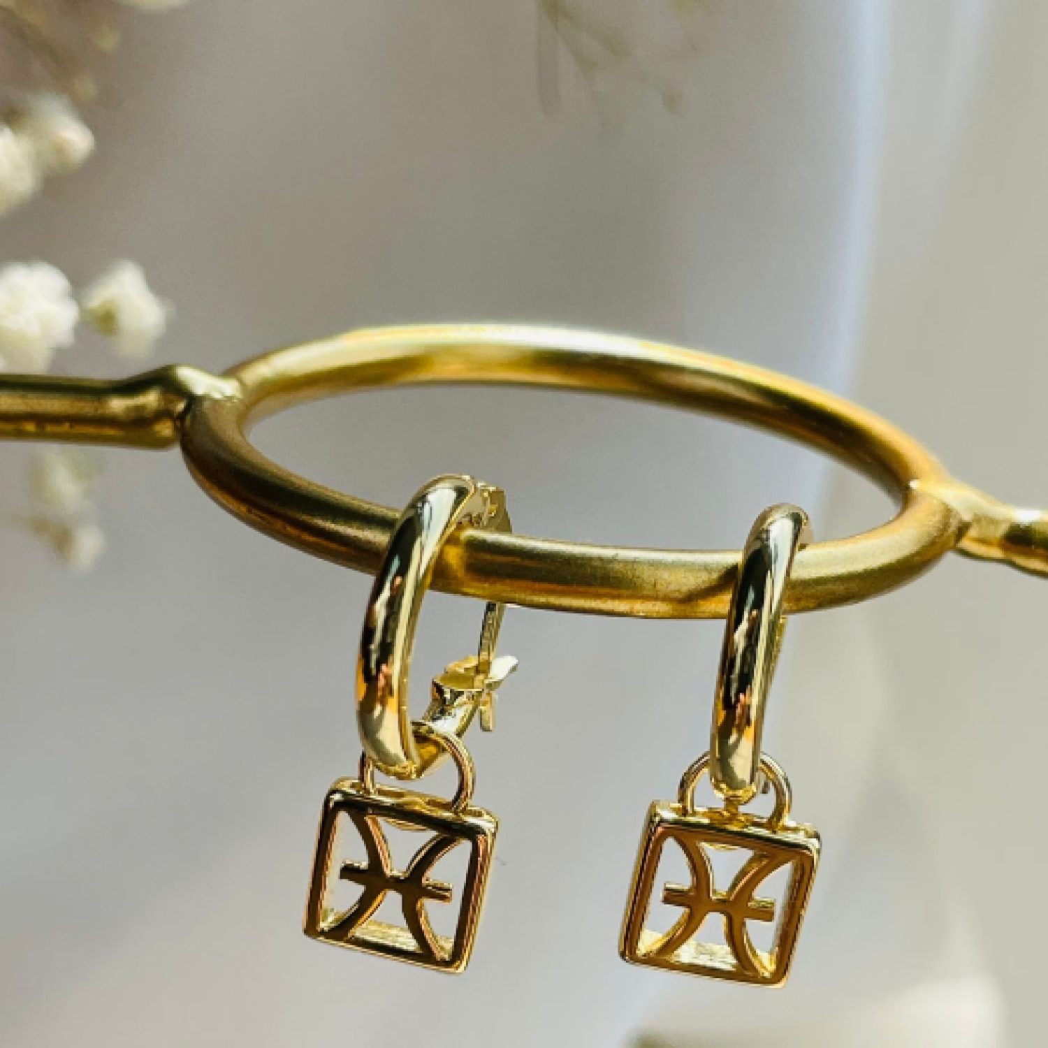 Star sign charm earrings - Gold - Aquarius