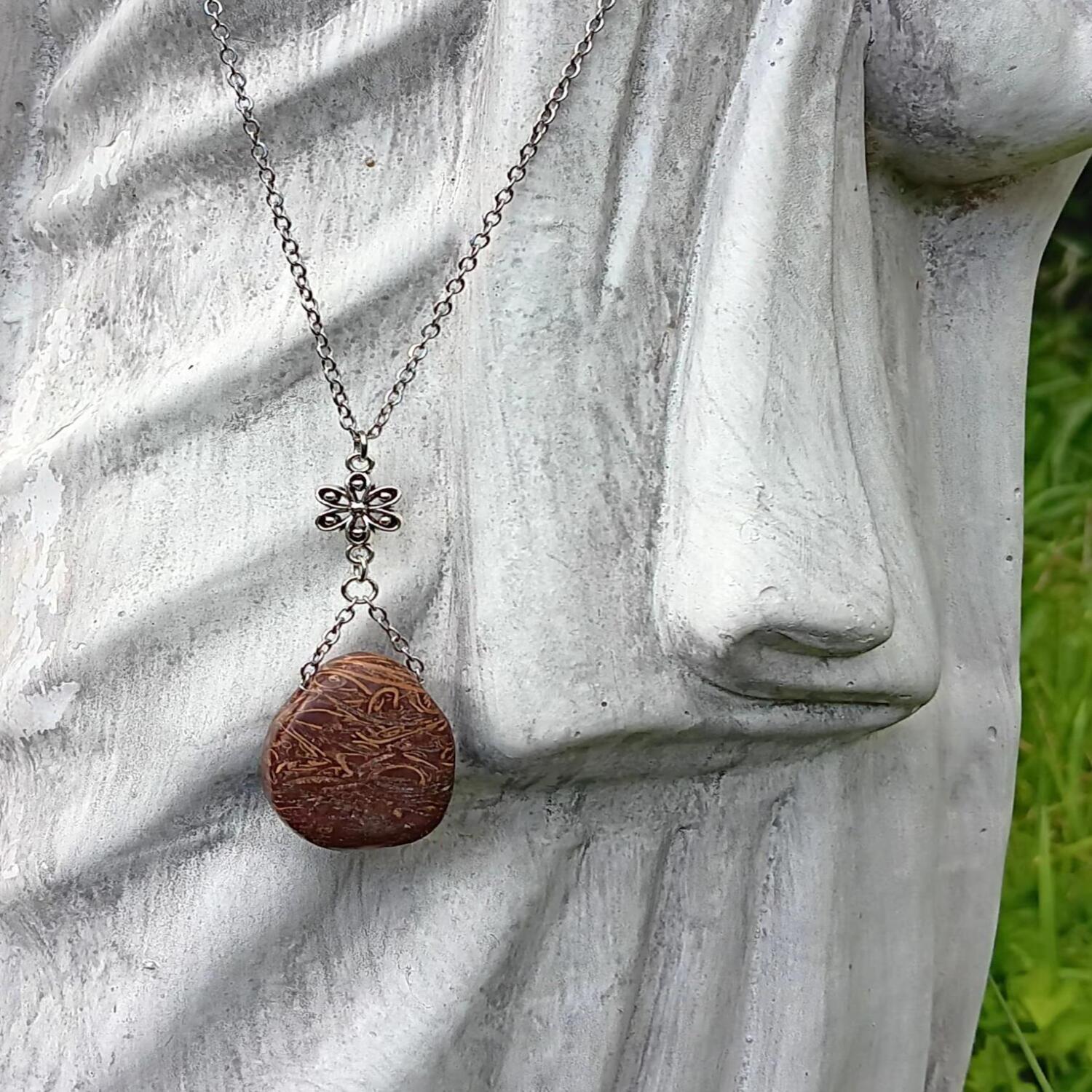 Calligraphy Stone Necklace - Focus