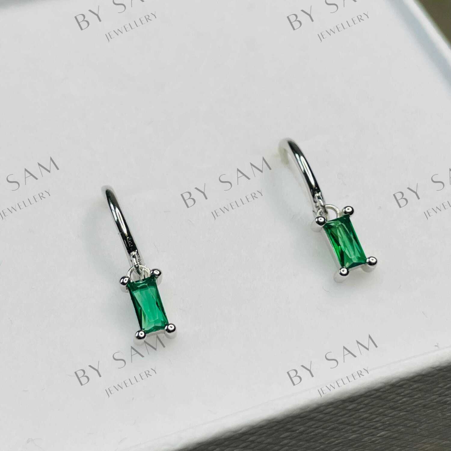 Emerald huggie earrings - Gold