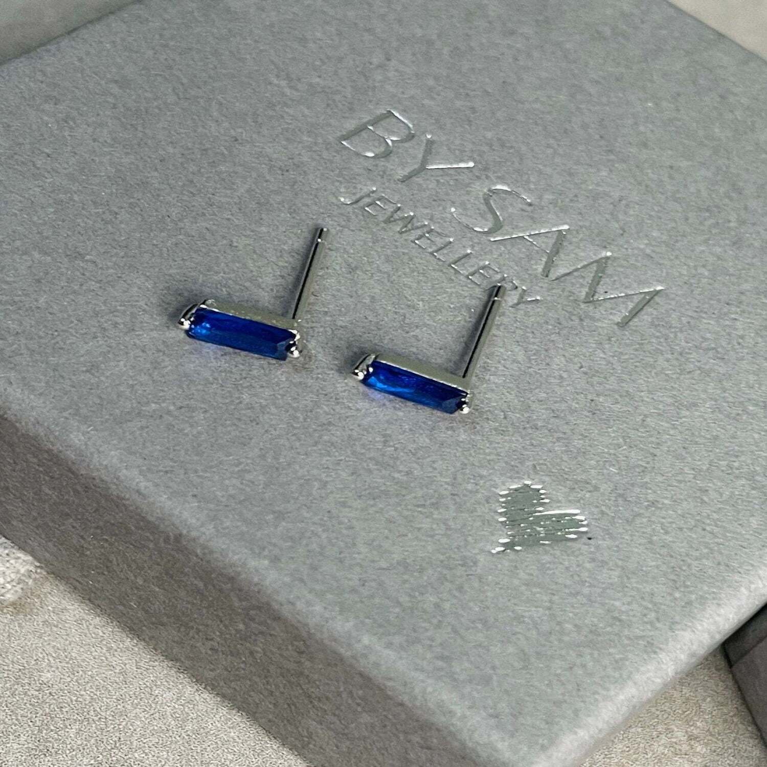 Sapphire stud earrings - Silver sapphire