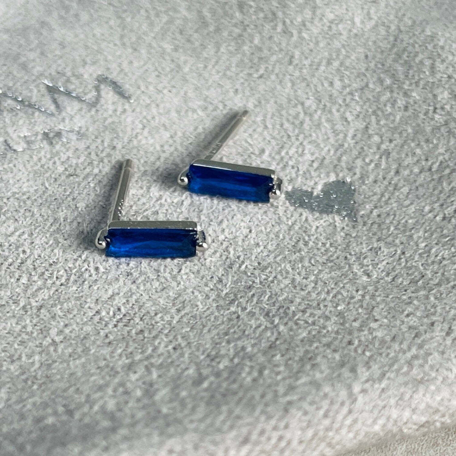 Sapphire stud earrings - Silver sapphire