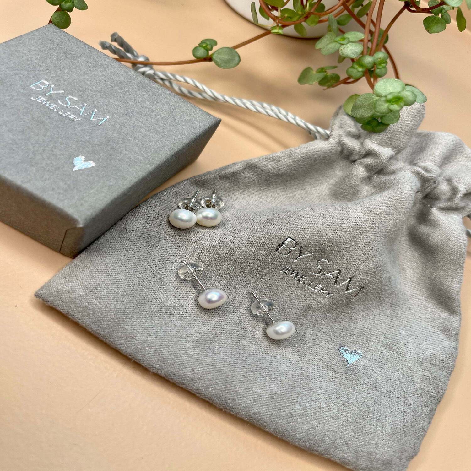 Pearl stud earrings - Default Title