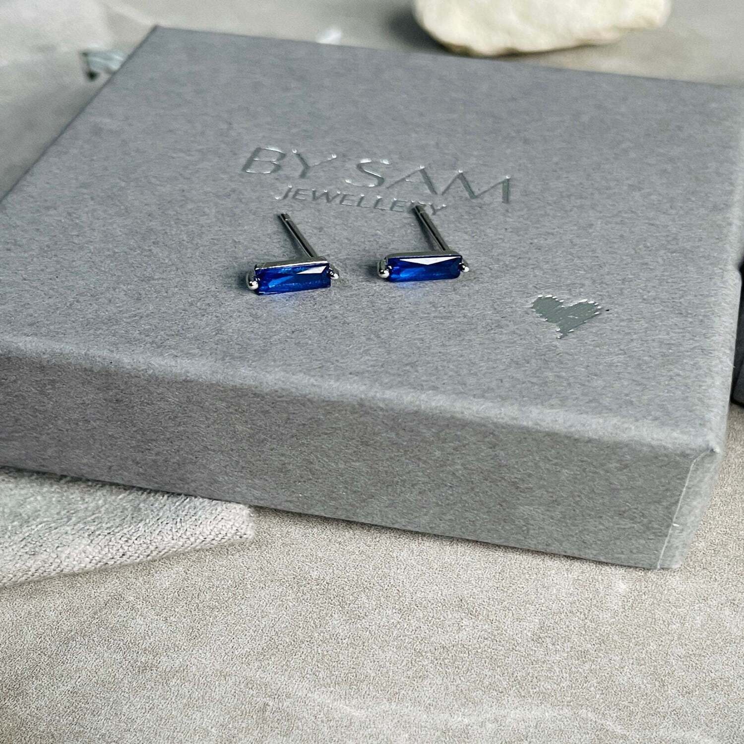 Sapphire stud earrings - Silver sapphire