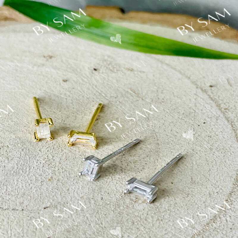 Dainty baguette stud earrings CZ - Silver